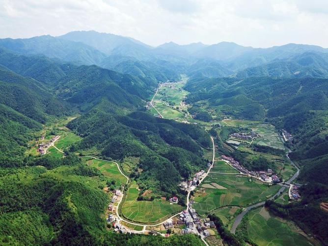 空中俯瞰江西省九江市修水县东港乡岭下村,村落四面环山,村内九分山一