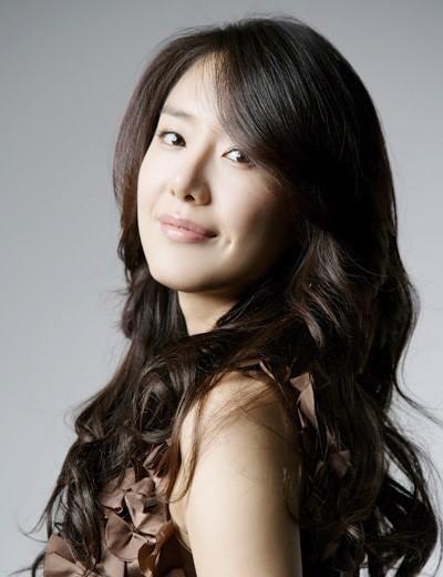 记得爱在何方的李子京嘛?扮演者是尹晶喜 时隔7年,她回归拍戏了