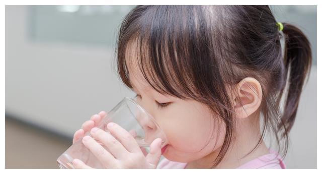 宝宝喝水这件小事,95%的父母都做错了!