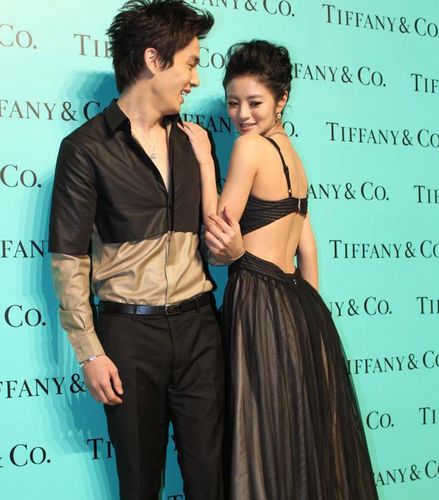 戚薇不会吃醋吗?安以轩早期出席活动,"露背"造型十分抢镜