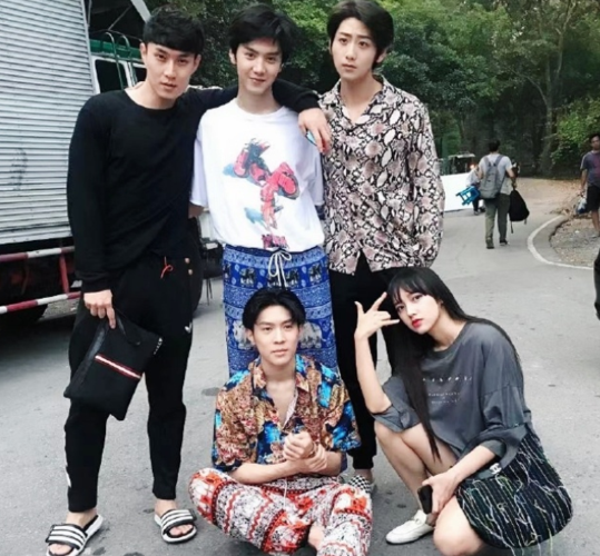 程潇与男明星蹲着合照,却忘记穿的是短裙,男孩的眼神成年人都懂