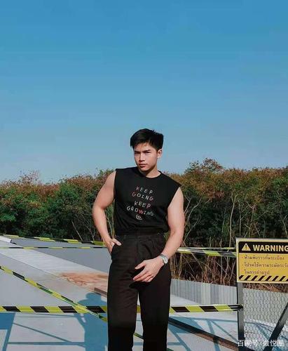 爱健身的小鲜肉,颜值在线,肌肉壮实,小奶狗化身小狼狗