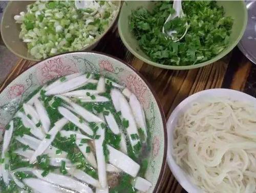 草芽是建水特产,红河州其他地方也产,唯建水产的最佳,和米线搭配简直
