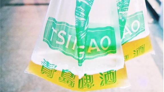 青岛人装啤酒为什么都用塑料袋,这样显得便利还是因为有创意?