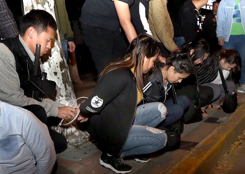 5月4日,上海市公安局虹口分局民警对抓获的盗窃嫌疑人进行约束.