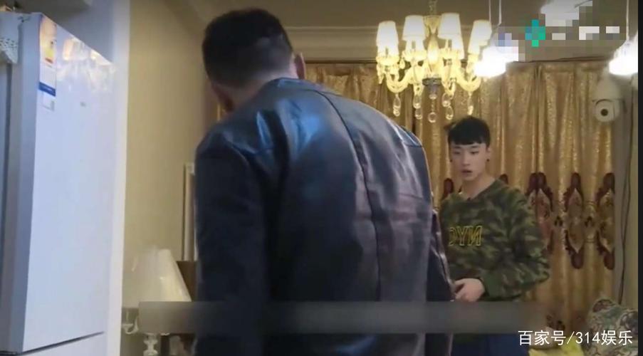 变形计爸爸回家崔晋全然不知,网友:谁注意到了崔晋的表情?