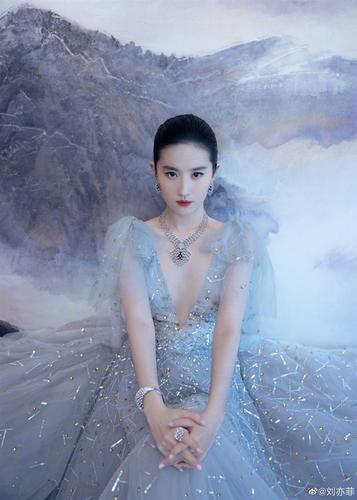 刘亦菲一袭灰蓝色礼服出席活动.