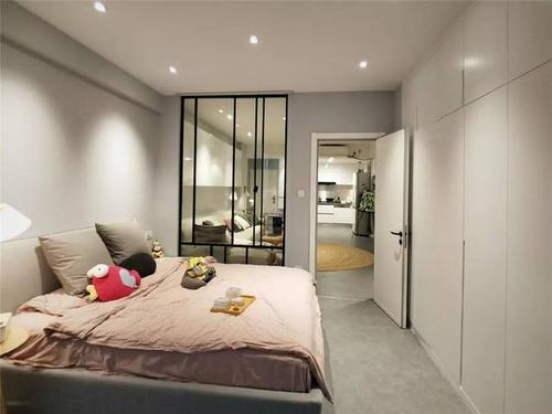 隔断:客厅与卧室采取了透光隔断的方式,既保证了透光性又起到了敢音