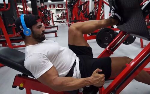 看了肌肉男的大腿照,才知道为什么女人都想找个健身男盆友了