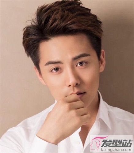 清爽偏分男生短发利落干练阳光大气