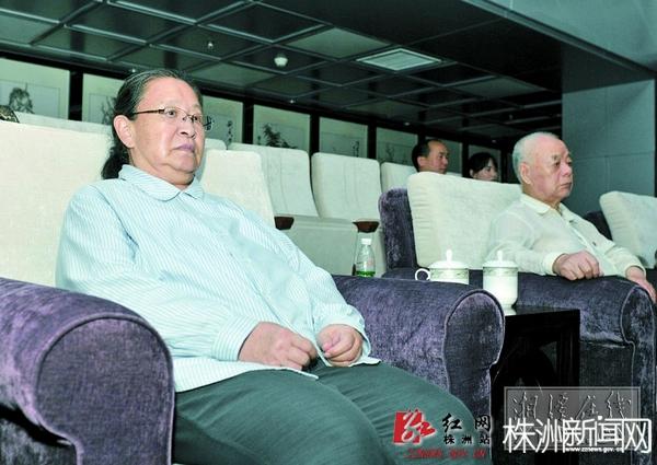 李讷与丈夫王景清一同观看演出.(记者 刘建强 摄)