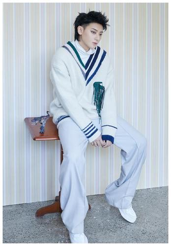 黄子韬《创造营》花絮照,穿粉色毛衣配水洗白牛仔装,精致可爱