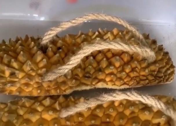 男子自制榴莲壳拖鞋送给女友,网友:看见都脚痛