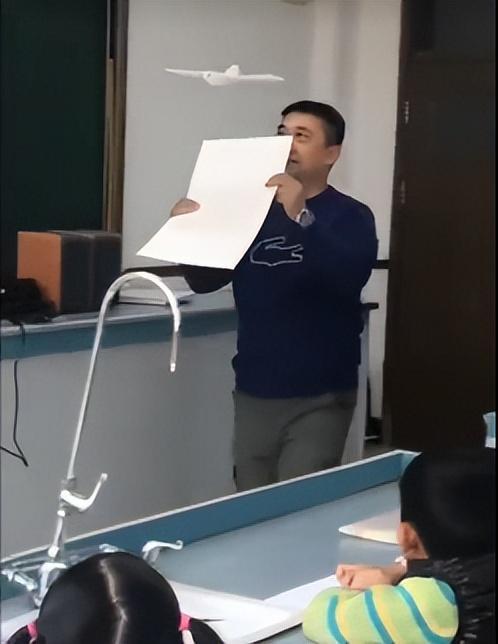 老师上课也内卷化学老师会隐身体育老师上演徒手劈砖
