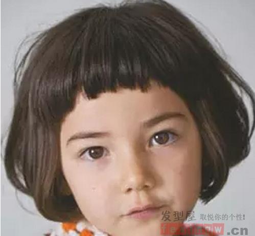 儿童短发发型图片,倍显乖巧的女儿童时尚短发发型.