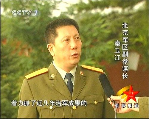 该军长的爹是中国第x任国防部长,也就是说他爹死了, 胡锦涛也要亲自