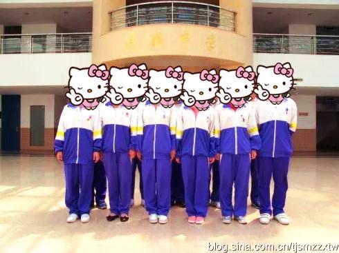 民族中学的校服和校徽同样是"茄子紫",和南开中学类似,选择了用黄色