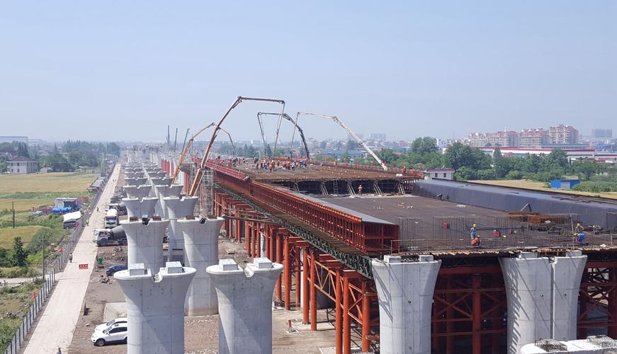 据项目经理孙焕重介绍,该四线变宽现浇梁的结构为单箱五室连续梁