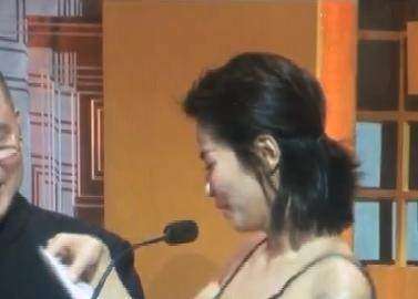 尴尬!刘涛颁奖途中肩带崩开露胸贴花容失色