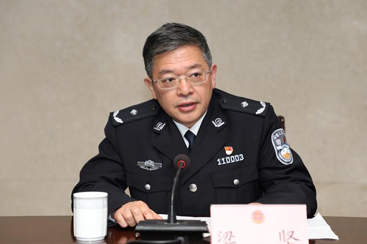 镇江市公安局党委副书记,副局长梁坚代表镇江市公安局对我局主要领导
