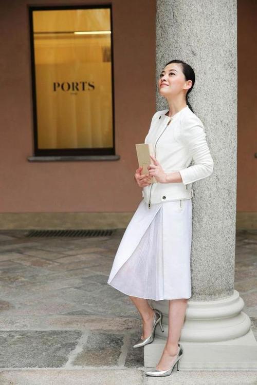 发现梅婷穿白色特别气质,优雅.银色高跟鞋和白色也是绝配.精致.