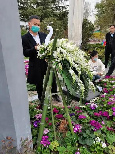 抖音里最火的殡葬花艺师曾志