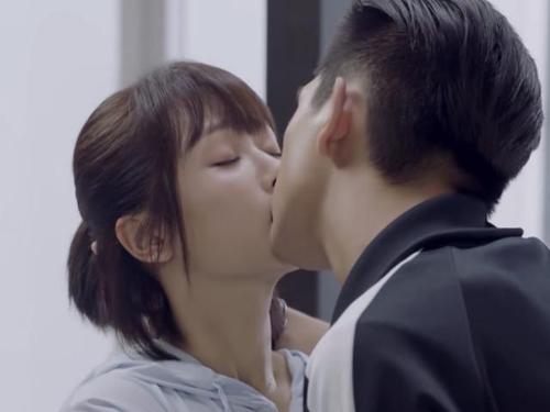 杨紫井柏然海边吻戏路透曝光贺顿蒙眼献吻画风怀旧感十足