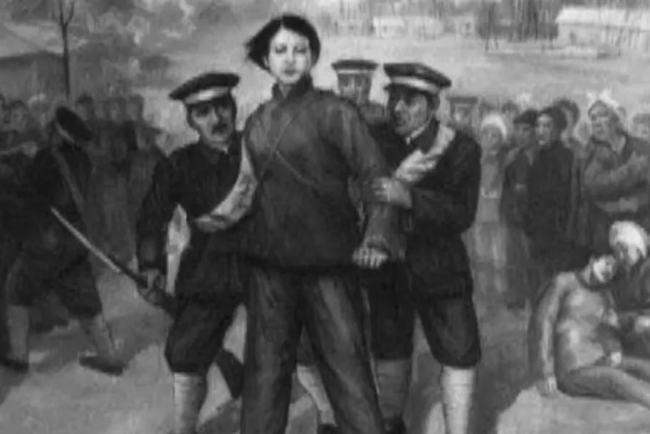 是一些看不过去的百姓们在夜幕降临后,将贺满姑的尸身和头颅偷了回来