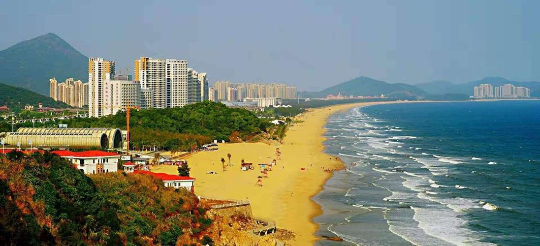 十里银滩位于广东省阳江市的海陵岛,风光秀丽,粗犷壮阔,三面环山.