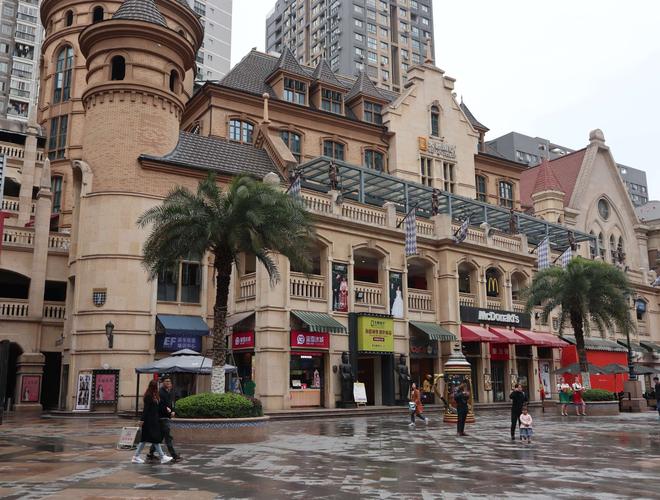 这里有个世界城,有西班牙街,意大利风情街,德国风情街,法国风情街等.