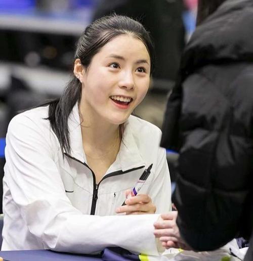 于是,李多英作为韩国体坛新一代女神应运而生,人们亲切地喊她"排坛
