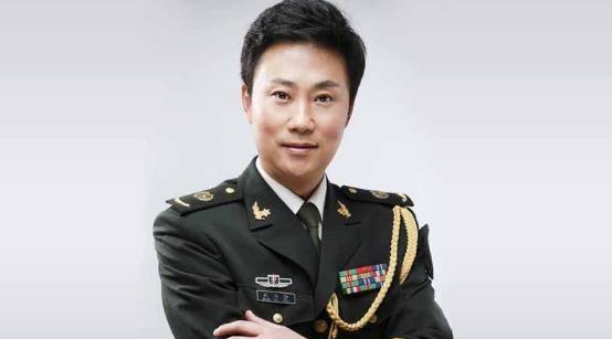 这位男歌手的作品比较多,例如《绿色军衣》《疼爱妈妈》,这些都是他的