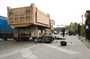 中科园林路口时追尾一辆正停车等红灯的泥头车,导致摩托车上1死2伤