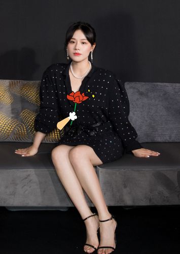 马思纯豁出去了,为证有超模腿,穿的高跟鞋仅靠两个"圆圈"固定