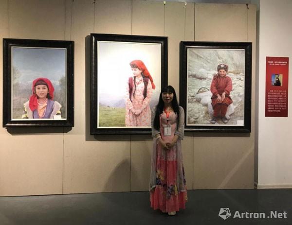 艺术家杨倩在展览现场