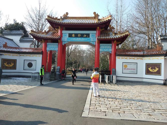 2019元旦冒着严寒积雪,结冰特滑的上山台阶,最早登顶滁州琅琊山南天门