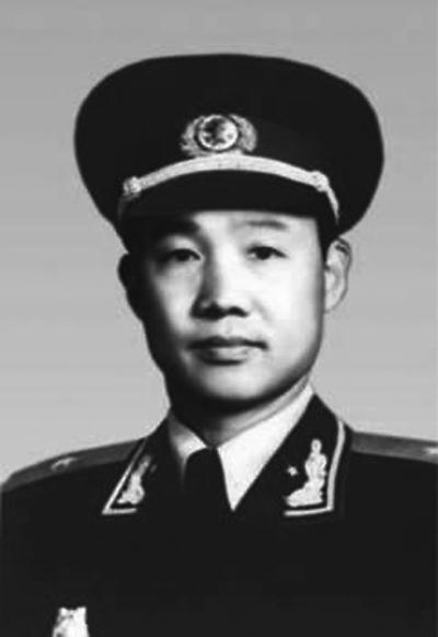  p>吴东峰,笔名冬丰.浙江温州人,祖籍安徽明光.中共党员.大专学历.