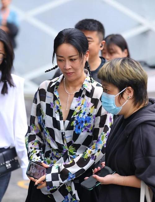 那英的入秋衬衫穿搭法太绝了,一身棋盘格衬衫减龄又时髦