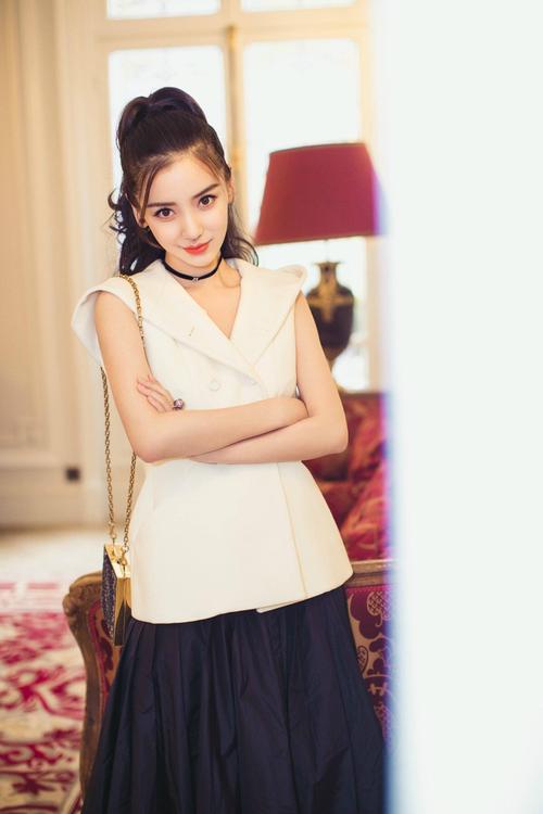 angelababy 身穿dior迪奥2017秋冬成衣系列灵动演绎时尚街拍