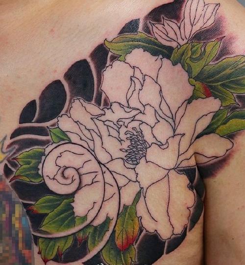 胸部传统花纹身图案