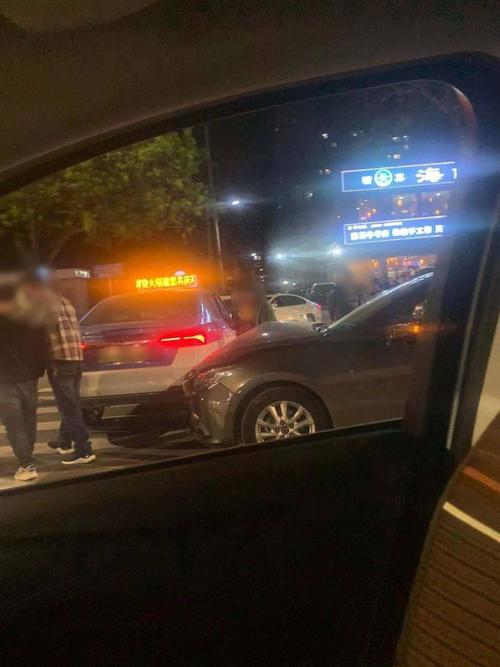 私家车车轮受损出租车横在马路中间一辆出租车与私家车发生车祸晚上9