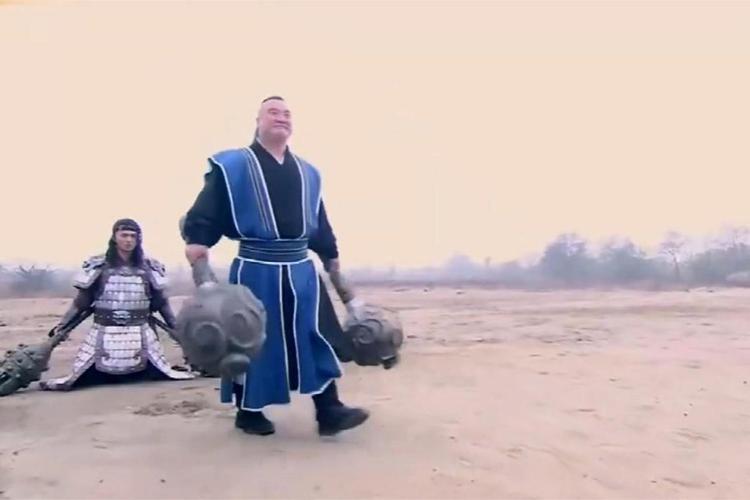 隋唐裴元庆嘲笑李元霸意外李元霸基本不惯着把他捶进泥潭里