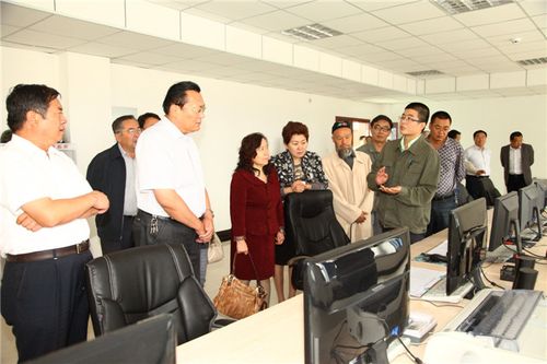 哈密地工委组织委员视察地区部分重点工程