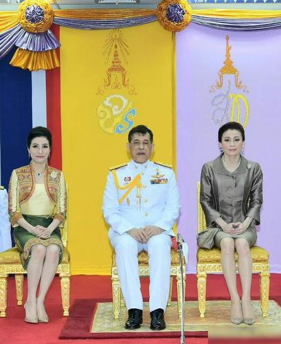 苏提达和诗尼娜原来都是后宫小主,苏提达当了王后就有