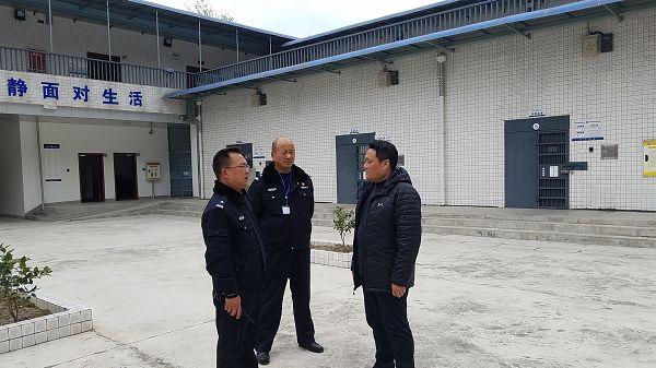 监管支队长杨军到石棉县看守所检查指导工作