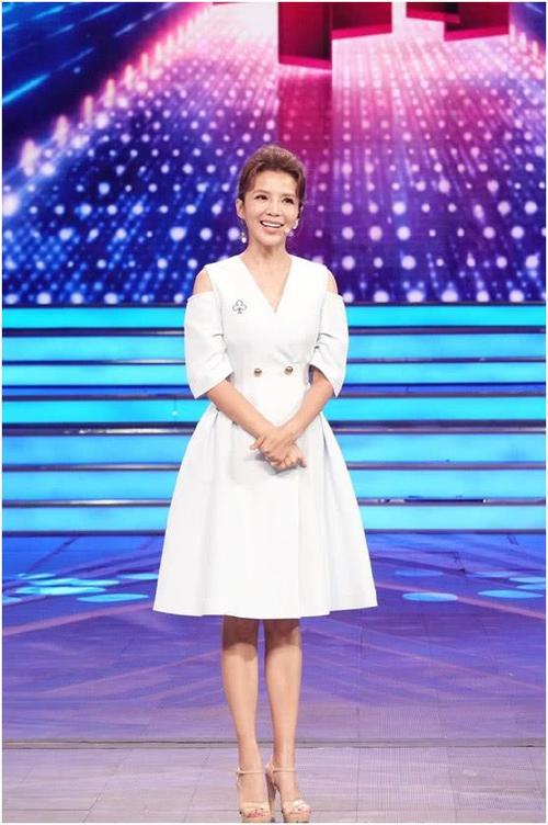 46岁朱迅小棉袄搭羽绒服,离了舞台的机场秀一言难尽