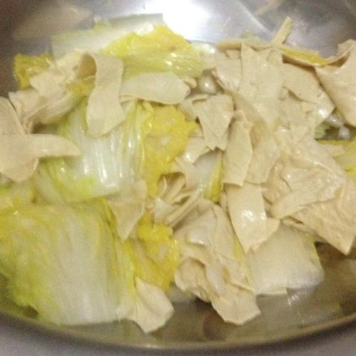 将炒好的娃娃菜和千张都铺在盆底.