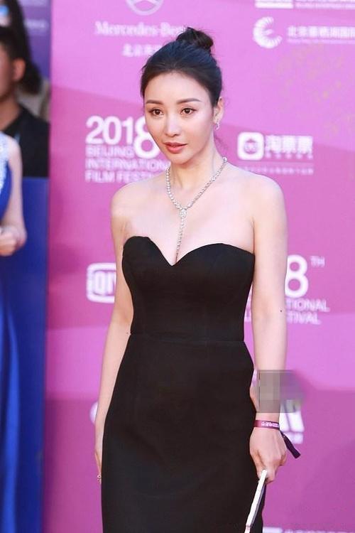 柳岩出席活动,身穿黑色礼服,网友:真有眼光