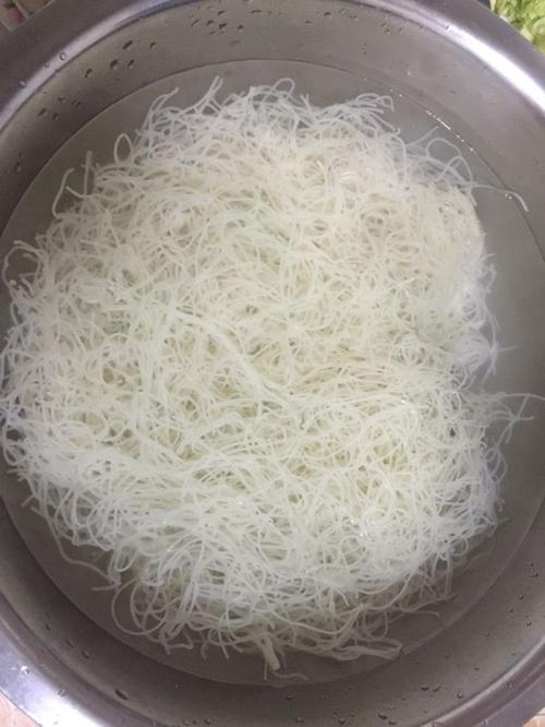 方块的米粉放在冷水中提前浸泡半个小时,泡软