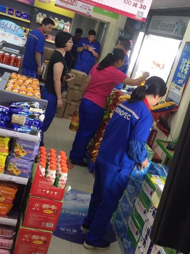佛山石油南一平州党小组化身易捷便利店美容师